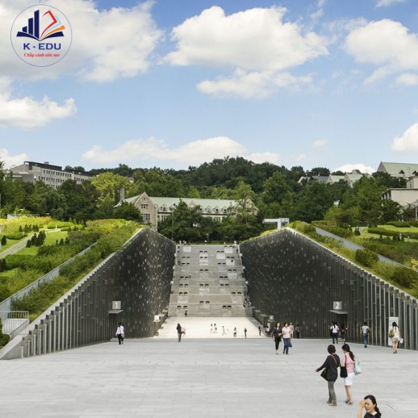 Sân trường rộng rãi của trường ewha