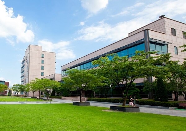 Khuôn viên DongYang Mirae University xanh mát vào mùa hạ