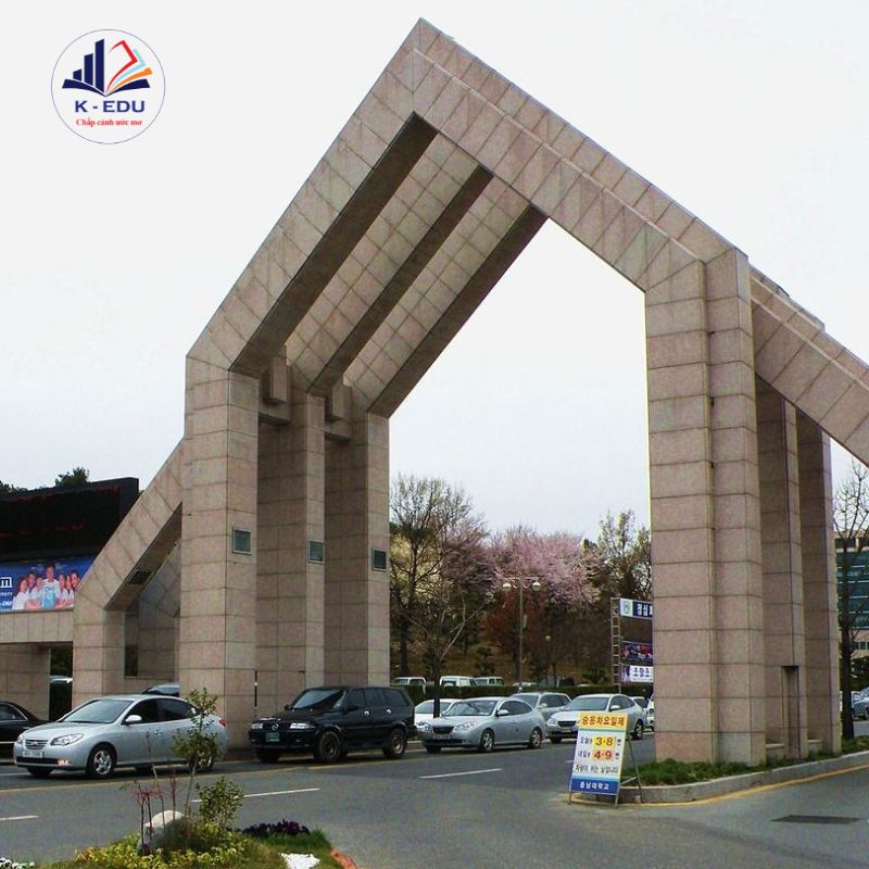 Cổng vào Trường đại học quốc gia Chungnam