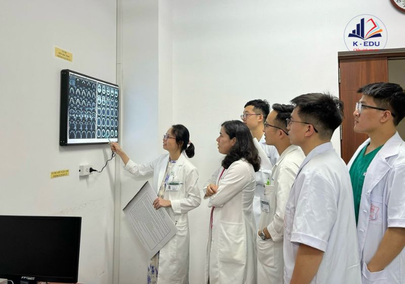 Sinh viên học phẫu thuật thẩm mỹ