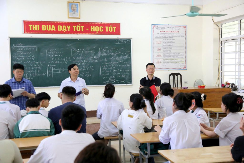 Hoạt động giao lưu với học sinh tại lớp học