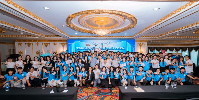 Học viên và đội ngũ K-Edu cùng tham gia hoạt động tập thể