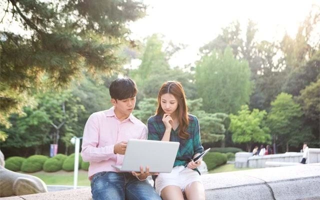 sinh viên học tiếng hàn