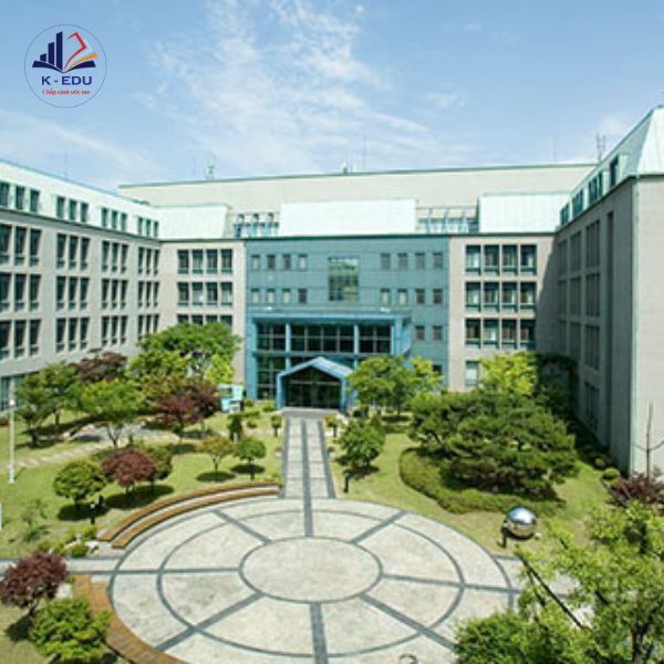 Bên trong sân Viện Khoa học KAIST