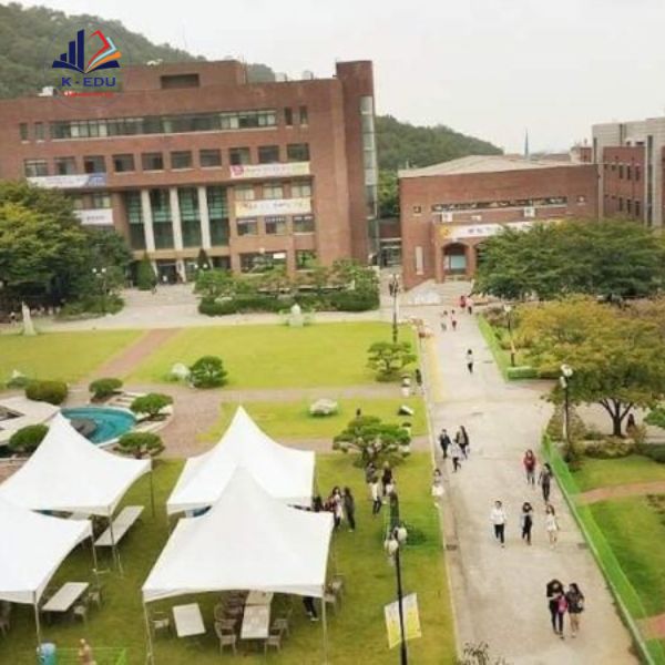 Trường Kyungin Womens College đang tổ chức hoạt động ngoại khóa