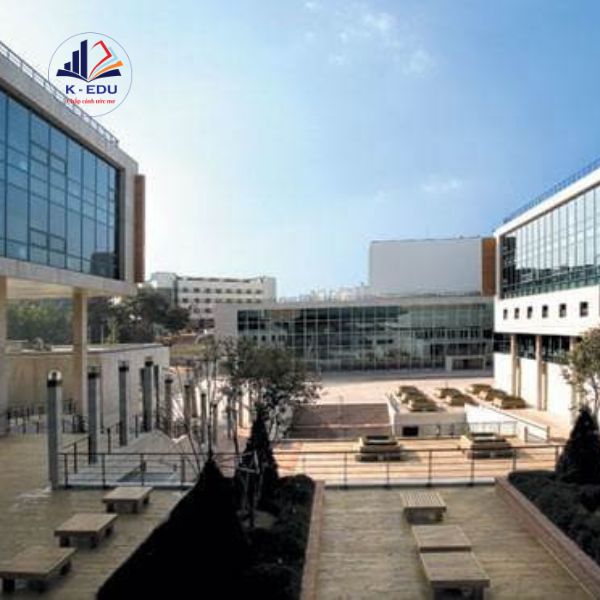 bên trong trường Seoul University of Venture & Information