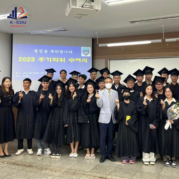 sinh viên tốt nghiệp trường đại học