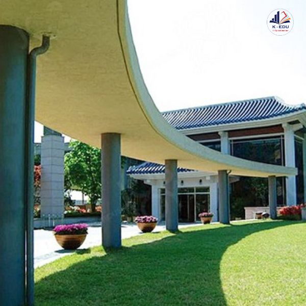 Trường được xây dựng hiện đại