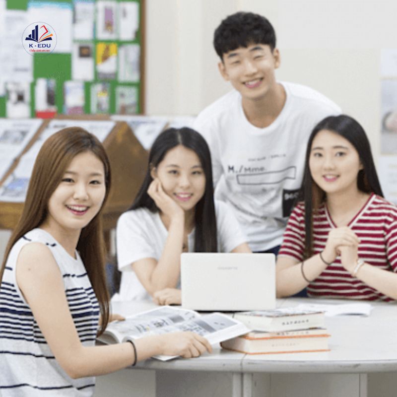 Sinh viên học nhóm