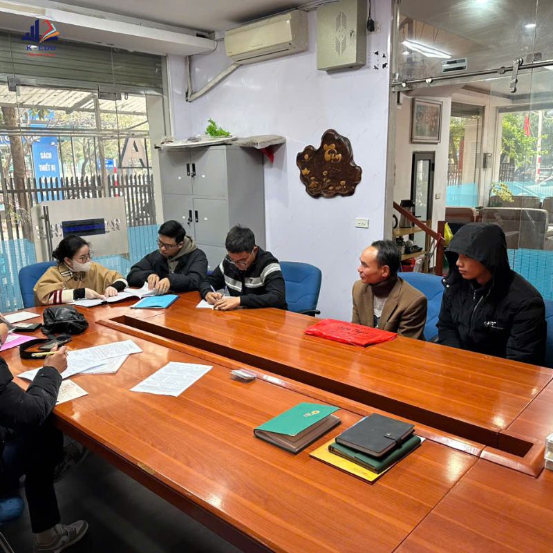 Du học viên được tư vấn trước khi du học