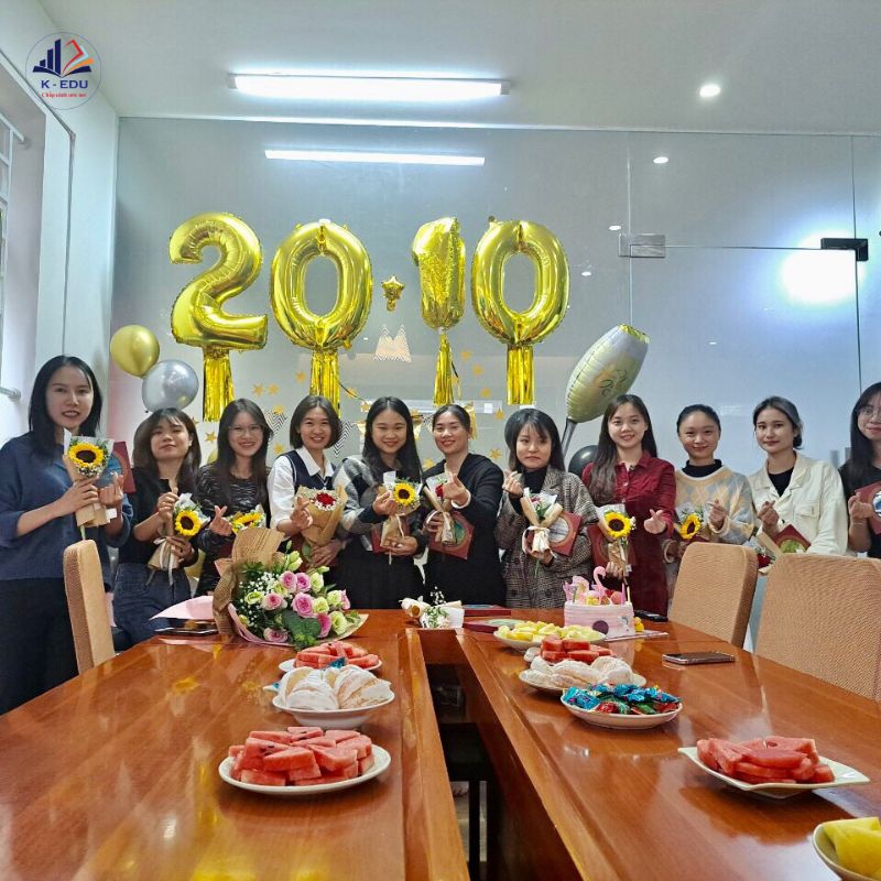Giáo viên trung tâm Kanata liên hoan 20-10