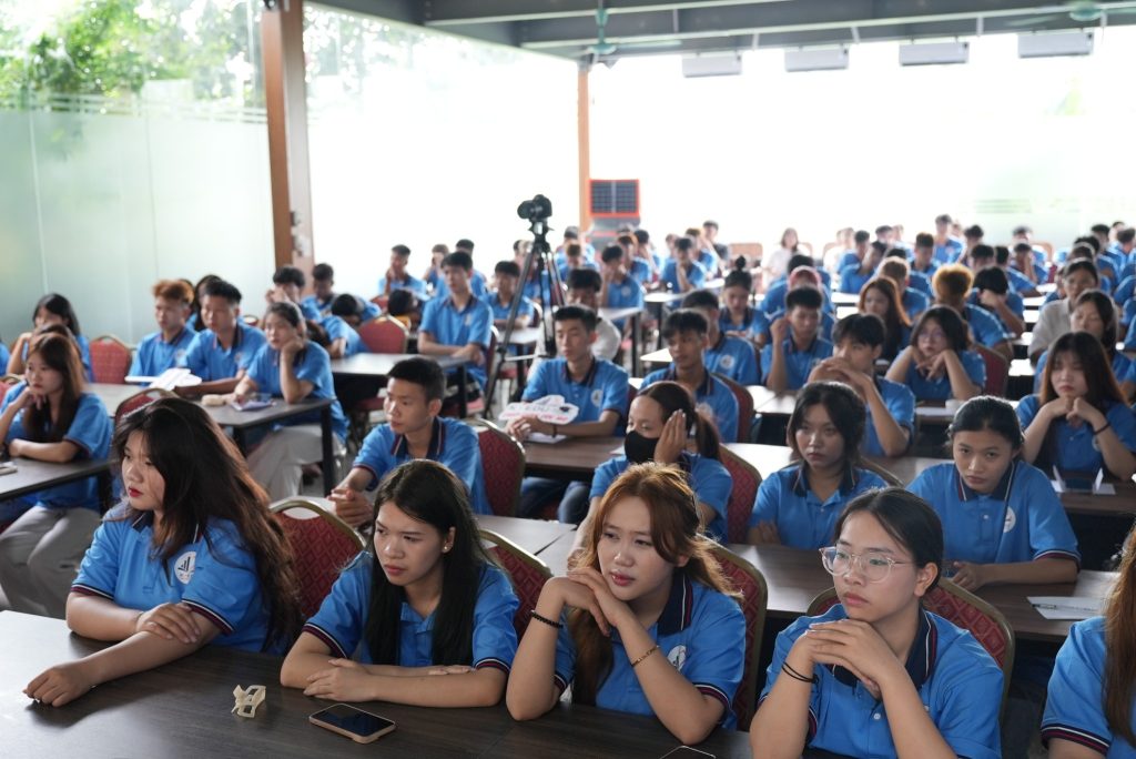 Học viên K-Edu mặc đồng phục tham dự buổi hội thảo năm 2025