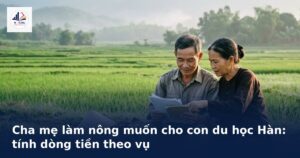 Cha mẹ làm nông ngồi bên ruộng lúa tính chi phí cho con du học Hàn Quốc