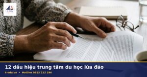 Phụ huynh đọc kỹ hợp đồng tư vấn du học trước khi đóng tiền