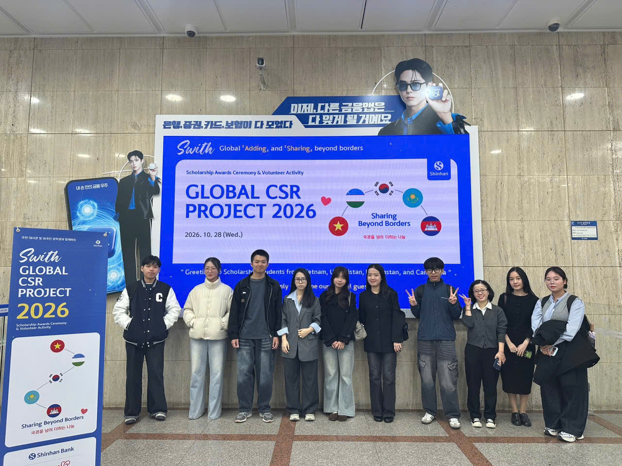 Du học sinh Việt Nam bên bảng giới thiệu Global CSR Project 2026 của Shinhan