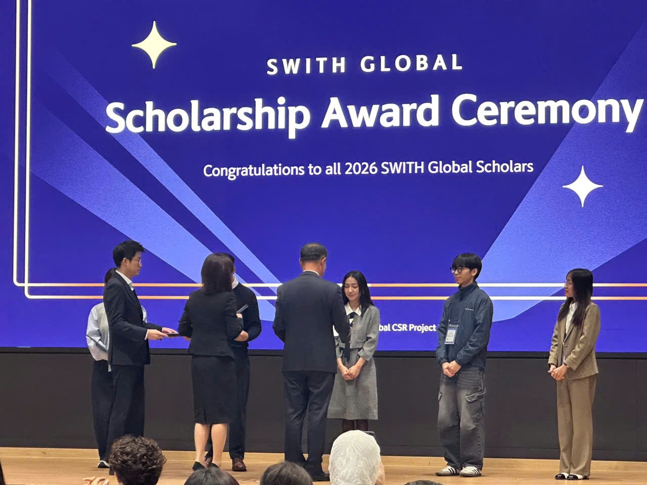 Sinh viên nhận học bổng trên sân khấu lễ trao học bổng SWITH Global 2026