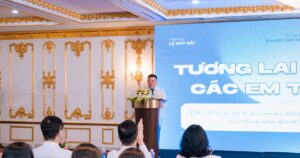 Ông Lê Huy Hải phát biểu lời chúc tân du học sinh, nhìn từ hàng ghế khách mời tại lễ khai giảng 14/9/2026