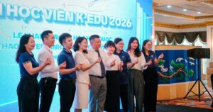 Ông Lê Huy Hải và đội ngũ cán bộ K-Edu trên sân khấu lễ khai giảng ngày 14/9/2026 tại Hà Nội