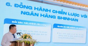 Ông Lê Huy Hải trình bày slide về quản lý tài chính cá nhân cho tân du học sinh tại lễ khai giảng 14/9/2026
